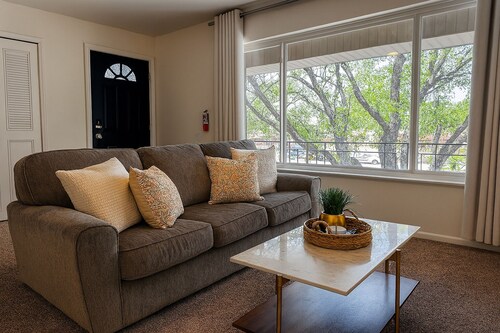 Chic Downtown 1BR Stay in Downtown Royal Oak