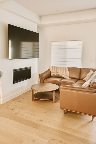 6 minutes from Ipperwash Beach! Stunning 3-bedroom cottage with WiFi and AC