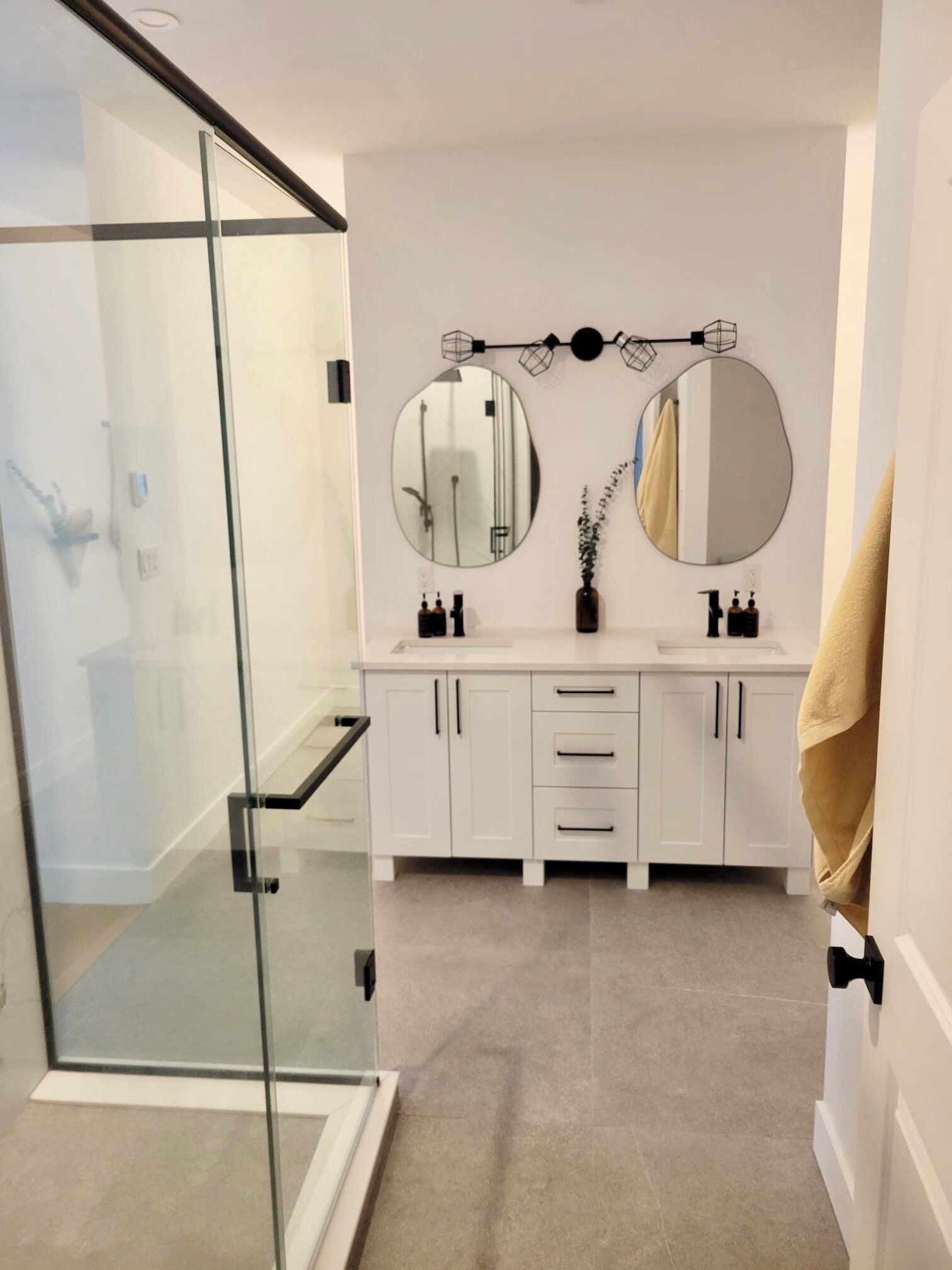 Séchoir à cheveux, serviettes fournies, savon, papier de toilette
