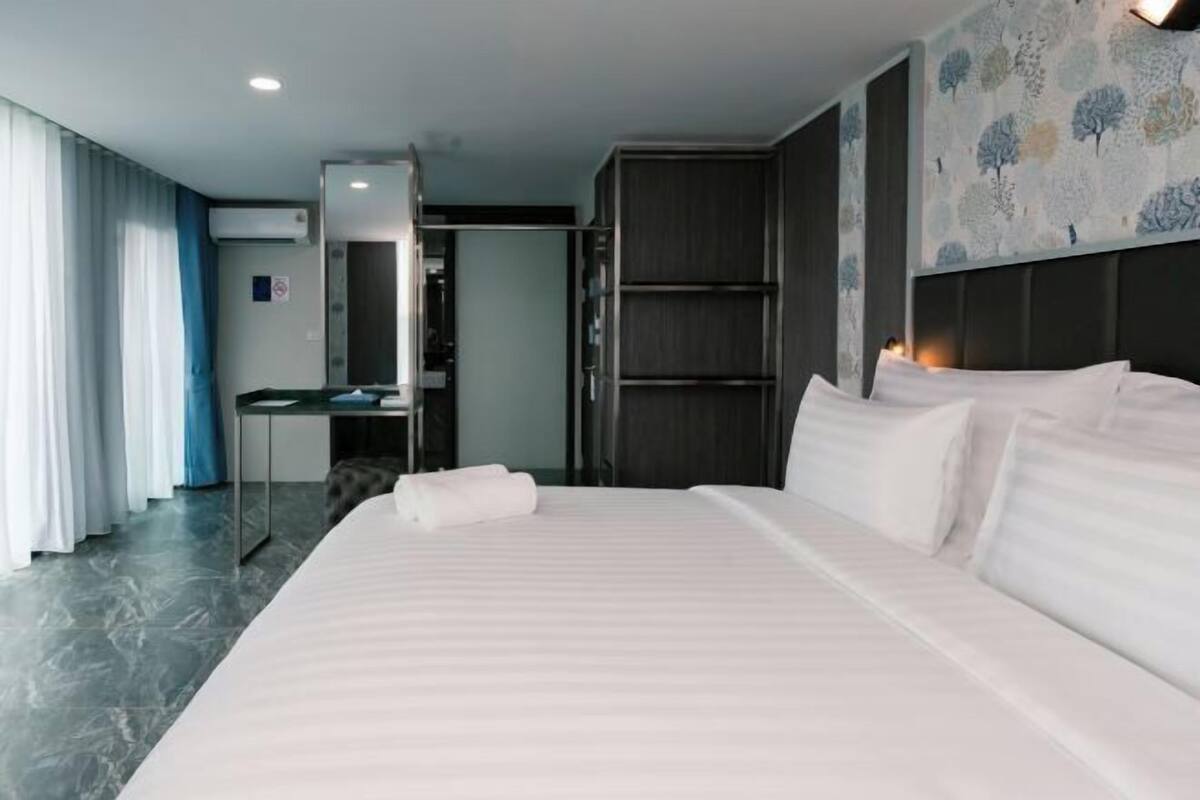 Free WiFi, bed sheets