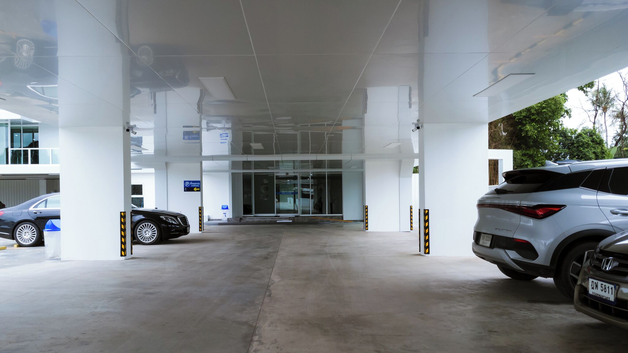 Een modern tankstation met duidelijke ingang, meerdere tankpompen en een overdekt parkeergebied.
