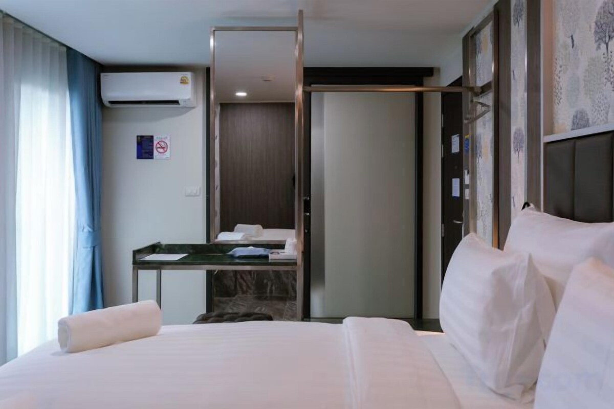 WiFi (free), bed sheets