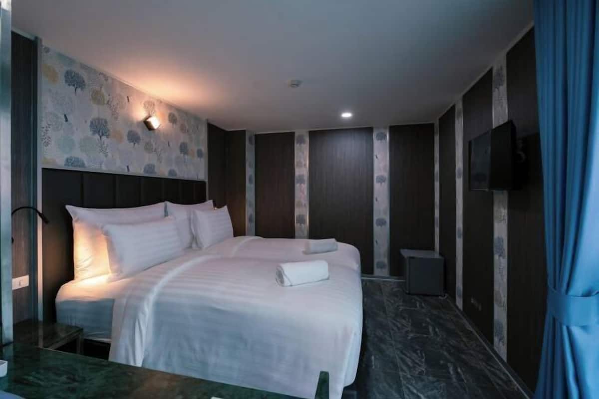 WiFi (free), bed sheets