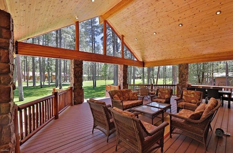 Terrace/patio. Family-friendly Pinetop cabin on Pinetop Country Club golf course