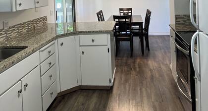 Lilac House - Spacious 5-bedroom near Lake Fernan and downtown Coeur d'Alene