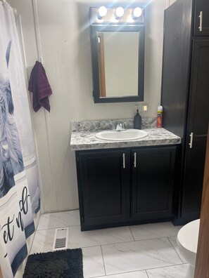 Towels, shampoo, toilet paper - Cozy 2-bedroom mobile home in Knoxville (Knoxville)