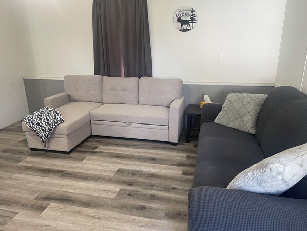 Living area - Cozy 2-bedroom mobile home in Knoxville (Knoxville)