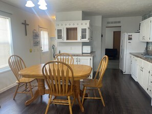 Dining - Cozy 2-bedroom mobile home in Knoxville (Knoxville)