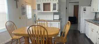 Cozy 2-bedroom mobile home in Knoxville