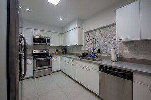 Fridge, microwave, stovetop, dishwasher