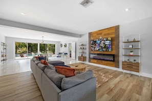 TV - Villa Venecia | Sand Terrace | Heated Pool | Waterfront (Miami)