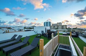 Property grounds - Casa Brisa | New Construction Villa | 2 min Walk to Beach | Jacuzzi (Pompano Beach)