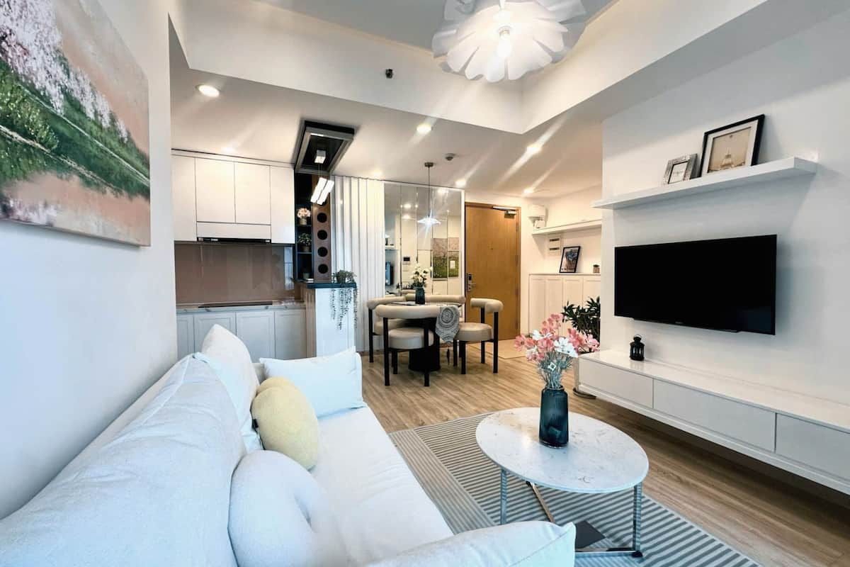 Apartemen Deluks, 2 kamar tidur, balkon, pemandangan kota | Area keluarga | Smart TV 32-inci dengan saluran TV kabel dan film berbayar