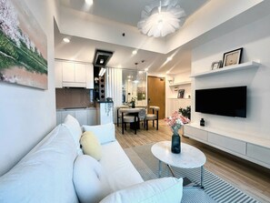 Deluxe Apartment, 2 Bedrooms, Balcony, City View (1) | Living area | 32-inch Smart TV with cable channels, ping pong, pay films