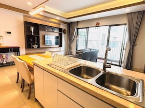 Apartemen Deluks, 2 kamar tidur, balkon, pemandangan kota | Dapur pribadi | Lemari es, microwave, oven, dan kompor