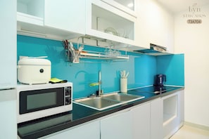 Deluxe Apartment, 2 Bedrooms, Balcony, City View (3) | Private kitchen | Fridge, microwave, oven, stovetop