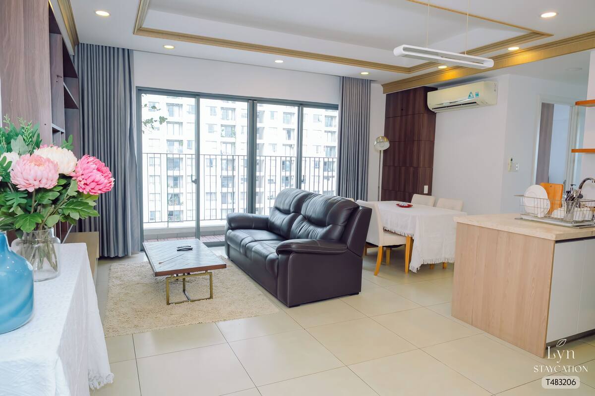Apartemen Deluks, 2 kamar tidur, balkon, pemandangan kota (4) | Seprai premium, busa memori, meja kerja, dan ruang kerja ramah laptop