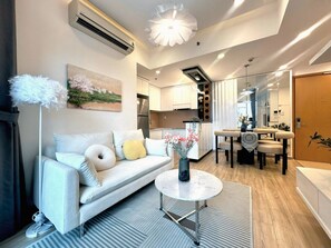 Deluxe-Apartment, 2 Schlafzimmer, Balkon, Stadtblick (1) | Eigene Küche | Kühlschrank, Mikrowelle, Ofen, Herdplatte