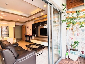 Apartemen Deluks, 2 kamar tidur, balkon, pemandangan kota | Area keluarga | Smart TV 32-inci dengan saluran TV kabel dan film berbayar