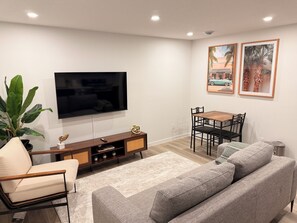 Smart TV - Serene Stay 15mins from Calgary Airport (Calgary)