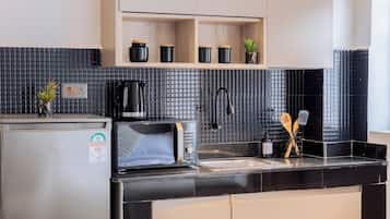 Classic Studio, City View | Private kitchen | Fridge, microwave, cookware/dishes/utensils