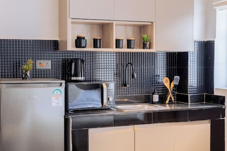 Classic Studio, City View | Private kitchen | Fridge, microwave, cookware/dishes/utensils