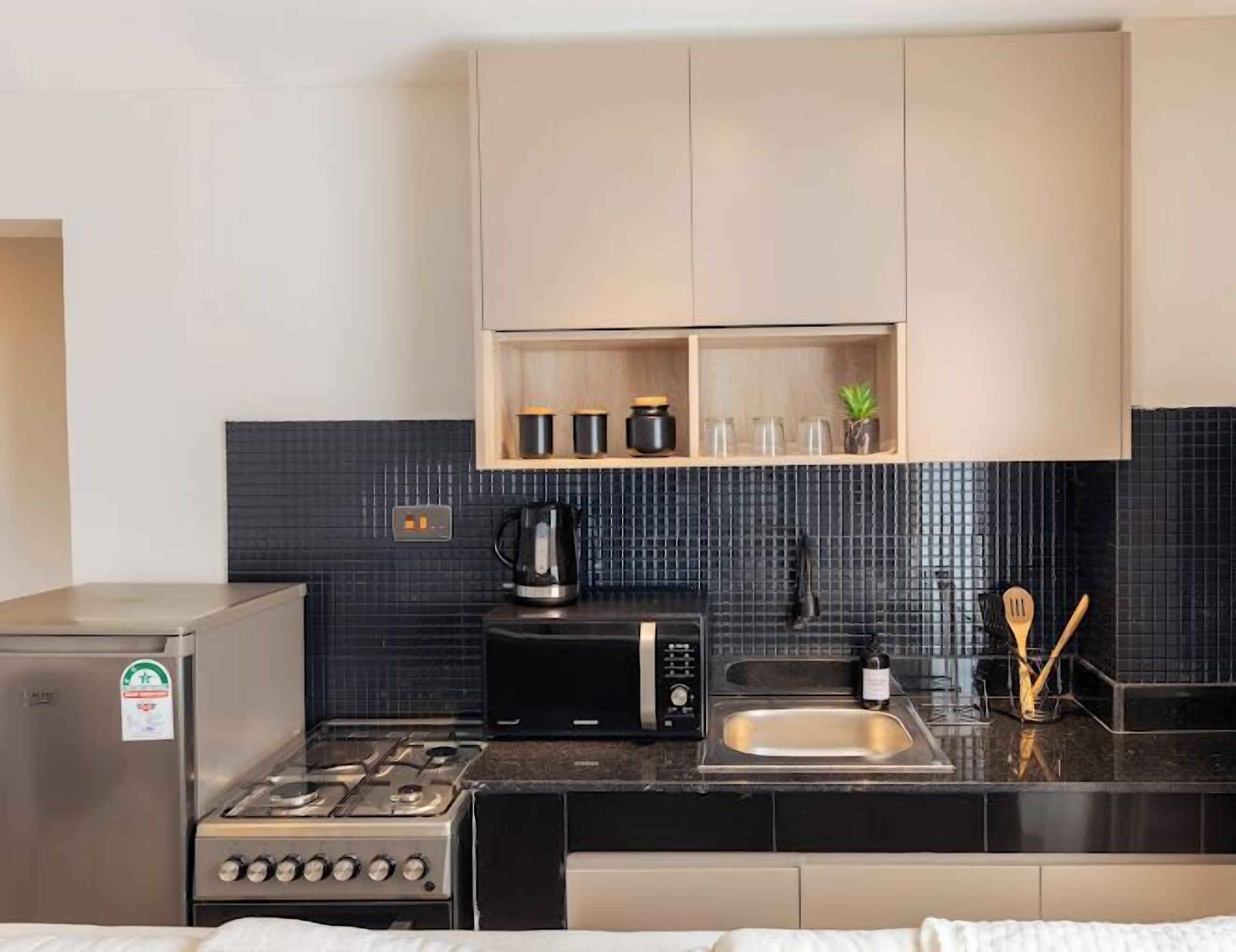 Classic Studio, City View | Private kitchen | Fridge, microwave, cookware/dishes/utensils