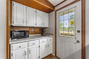 Microwave, oven, stovetop, dishwasher - Lake Access Mountain view 3BHK Getaway w Patio (Garfield)