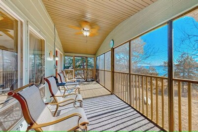 Lake Access Mountain view 3BHK Getaway w Deck Patio