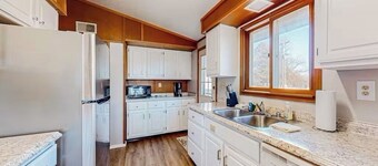 Lake Access Mountain view 3BHK Getaway w Deck Patio