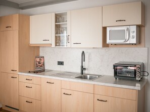 Jääkaappi, astianpesukone, keittoastiat/astiat/ruokailuvälineet