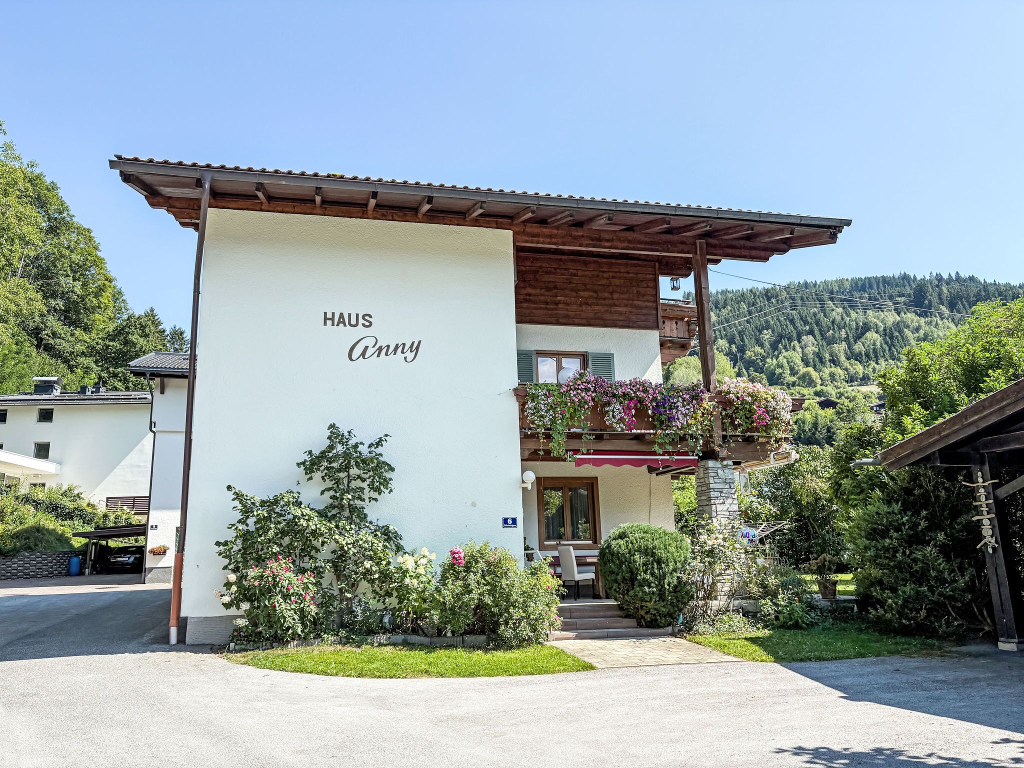 A building with a sign reading 'HAUS Anny' and a balcony with flowers.
