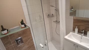 Dusche, Haartrockner, Handtücher, Seife