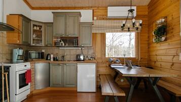 Een koelkast, een magnetron, een vaatwasser, kookgerei, borden en bestek