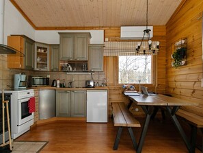 Refrigerador, microondas, lavavajillas y utensilios de cocina 