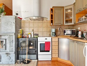 Refrigerador, microondas, lavavajillas y utensilios de cocina 