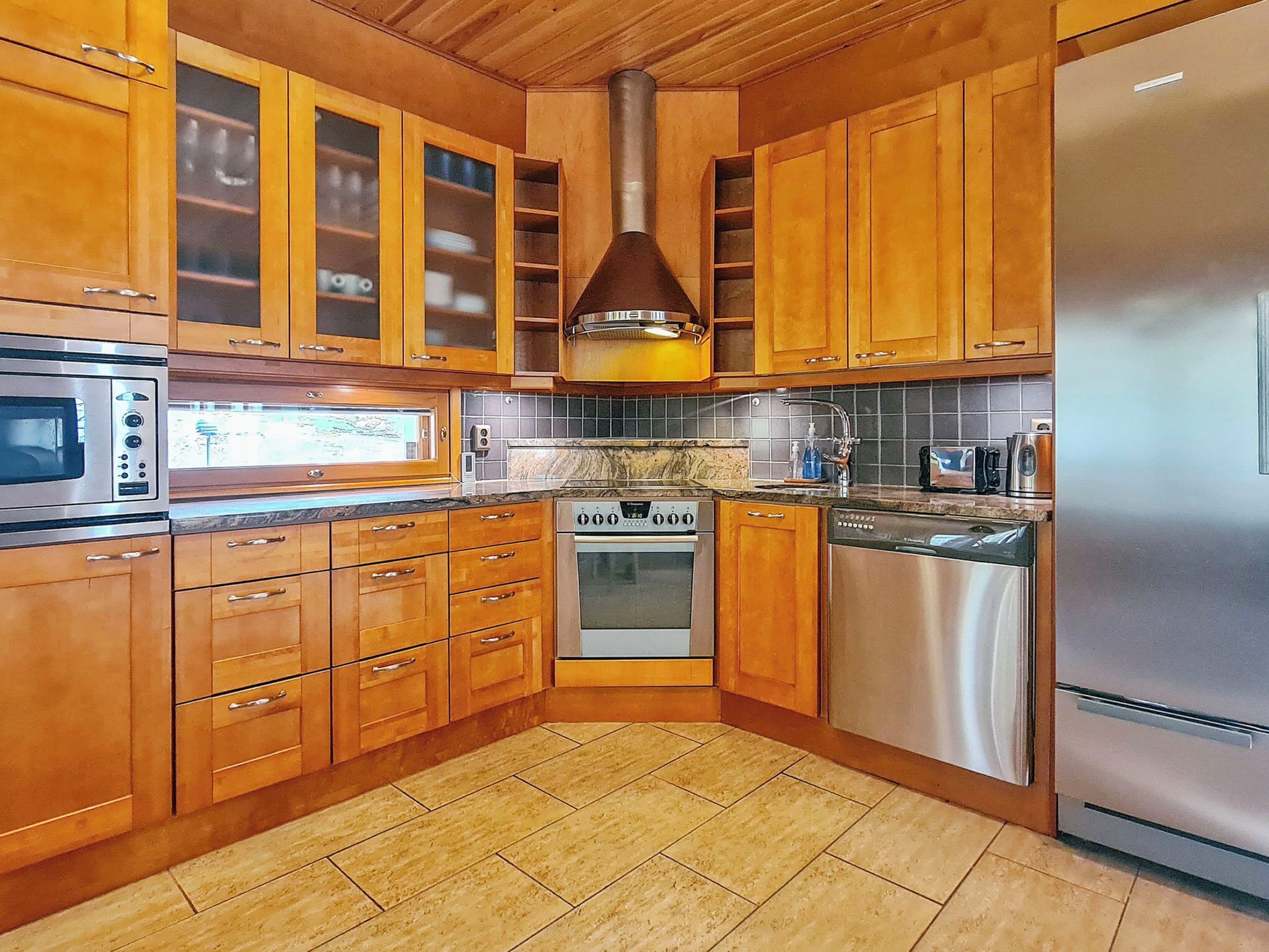 Refrigerador, microondas, lavavajillas y utensilios de cocina 