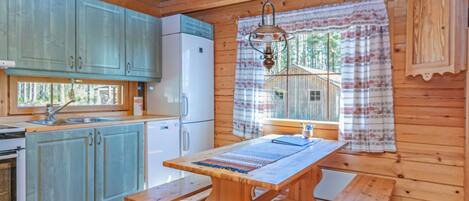 Køleskab, mikrobølgeovn, opvaskemaskine, køkkentøj/tallerkener/redskaber