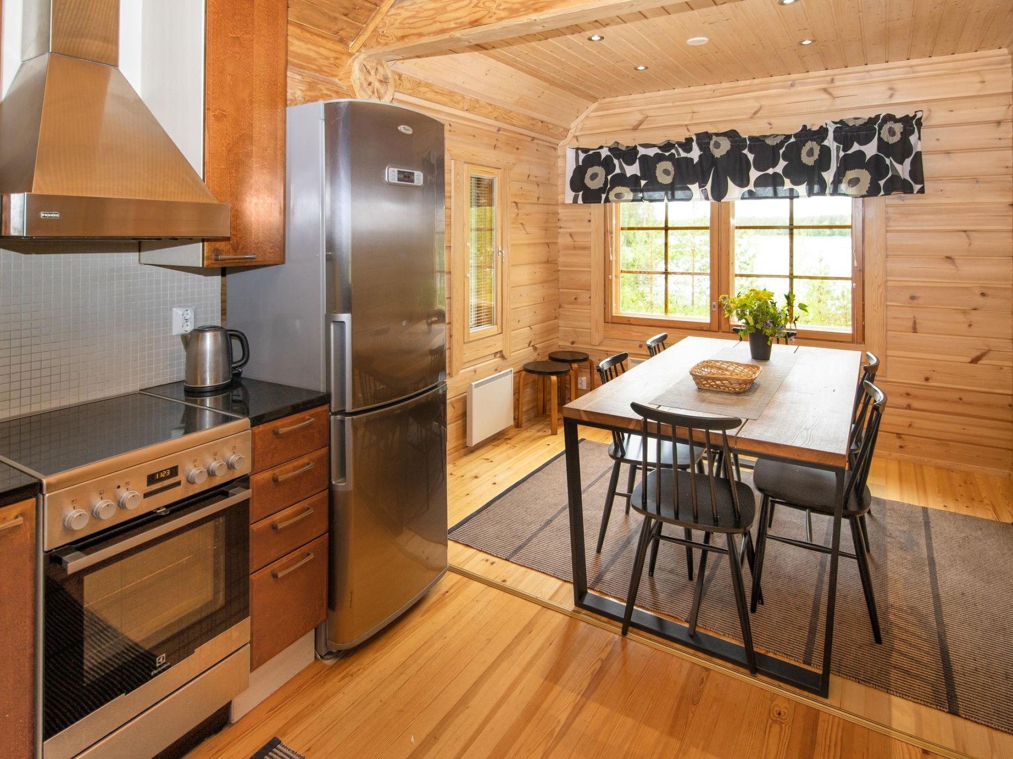 Refrigerador, microondas, lavavajillas y utensilios de cocina 