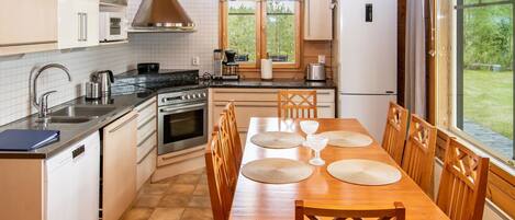 Kühlschrank, Mikrowelle, Geschirrspüler, Kochgeschirr/Geschirr/Besteck