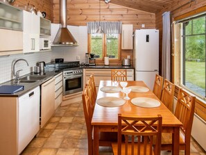 Fridge, microwave, dishwasher, cookware/dishes/utensils