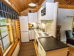 Køleskab, mikrobølgeovn, opvaskemaskine, køkkentøj/tallerkener/redskaber