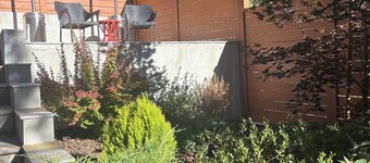 Charming guest house cottage a short walk to lake trails