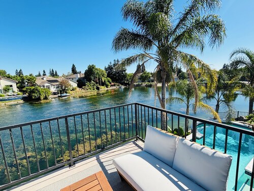 Experience Serenity: Luxe 4BDR Lake House+25’ Pool