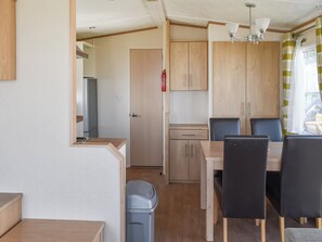 Dining - Seaview Two - UK50166 (Corton)