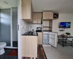 Double Room | Private kitchen | Fridge, microwave, cookware/dishes/utensils