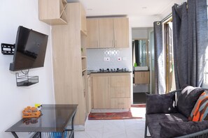 雙人房 | 起居區 | 24-吋智慧型電視,提供數位頻道