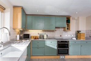Réfrigérateur, micro-ondes, plaque de cuisson, lave-vaisselle