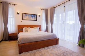 Bungalow de lujo, vista al jardín | Espacio para trabajar con laptop, wifi gratis y ropa de cama