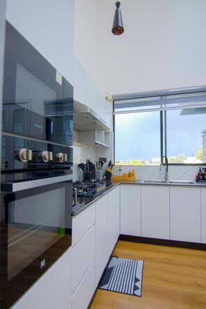 Luxury Bungalow, Garden View | Private kitchen